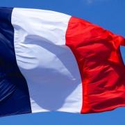 25354 le drapeau francais flottant fierement v2 article medium 5 1 