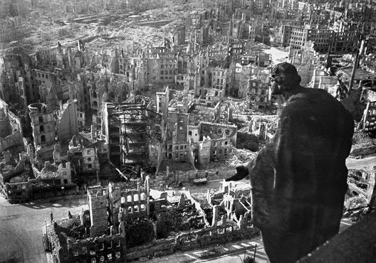 La ville allemande de Dresde détruite
