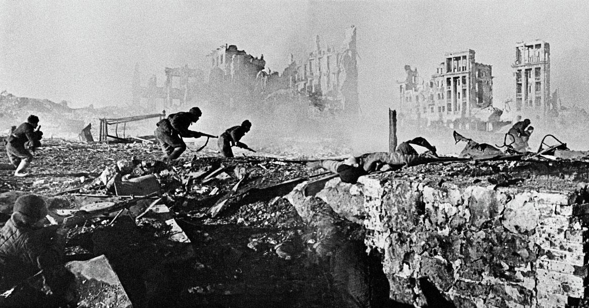 Soldats soviétiques progressant dans Stalingrad