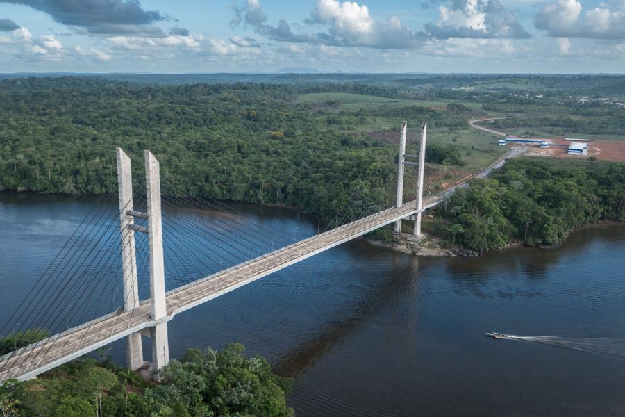 Vue du pont de l'Oyapock en Guyane
